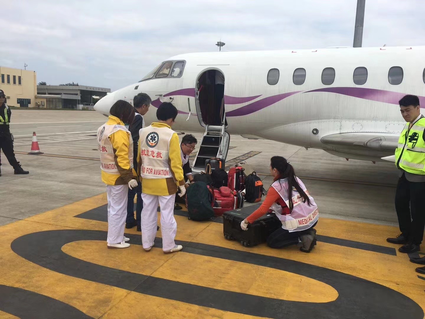 果洛香港出入境救护车出租